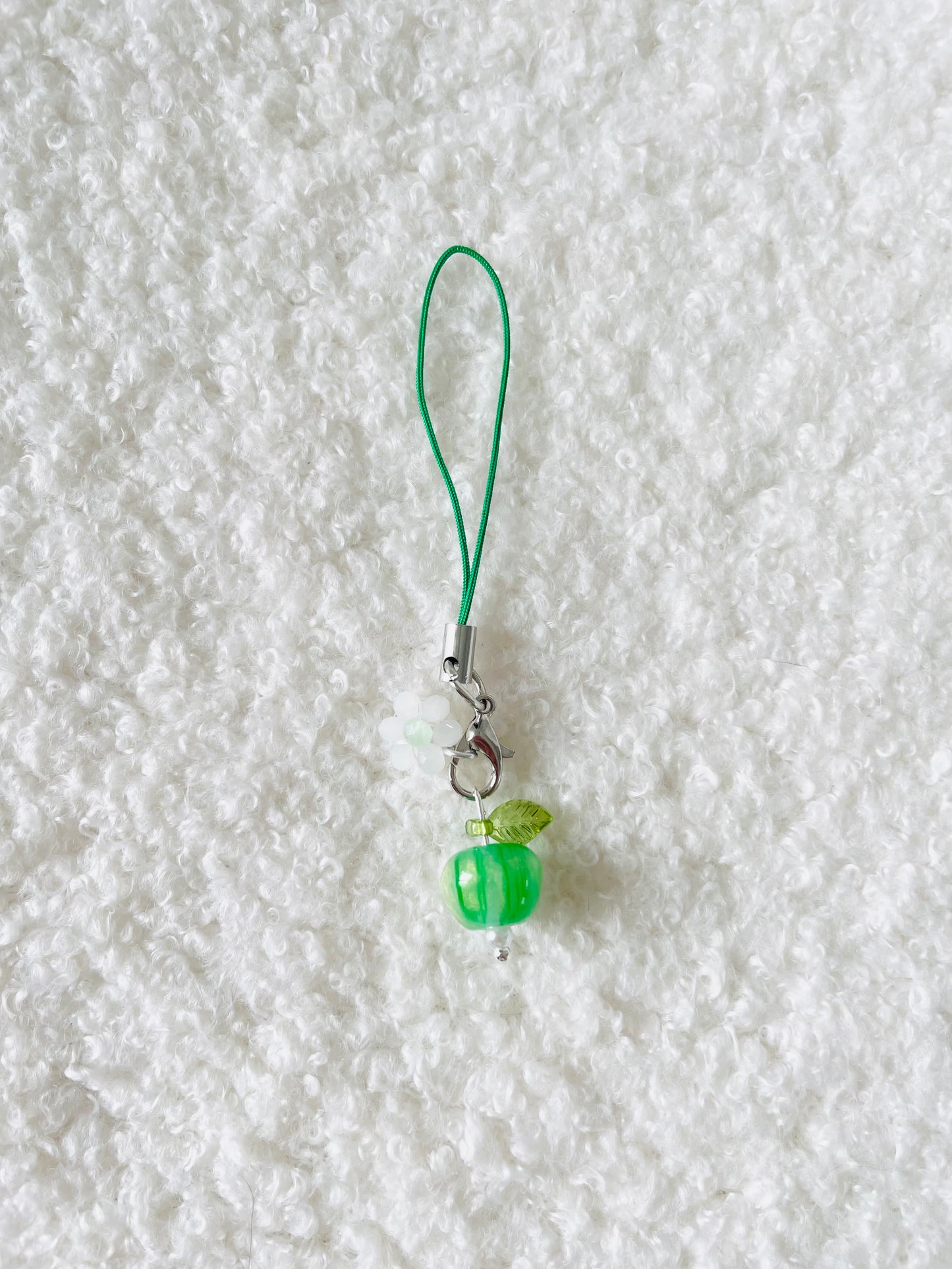 Charms de téléphone pomme fleurie